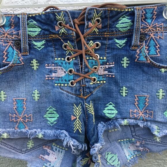 Kendall & Kylie Embroidered Lace Up Tribal Shorts Size 5 - Picture 2 of 6